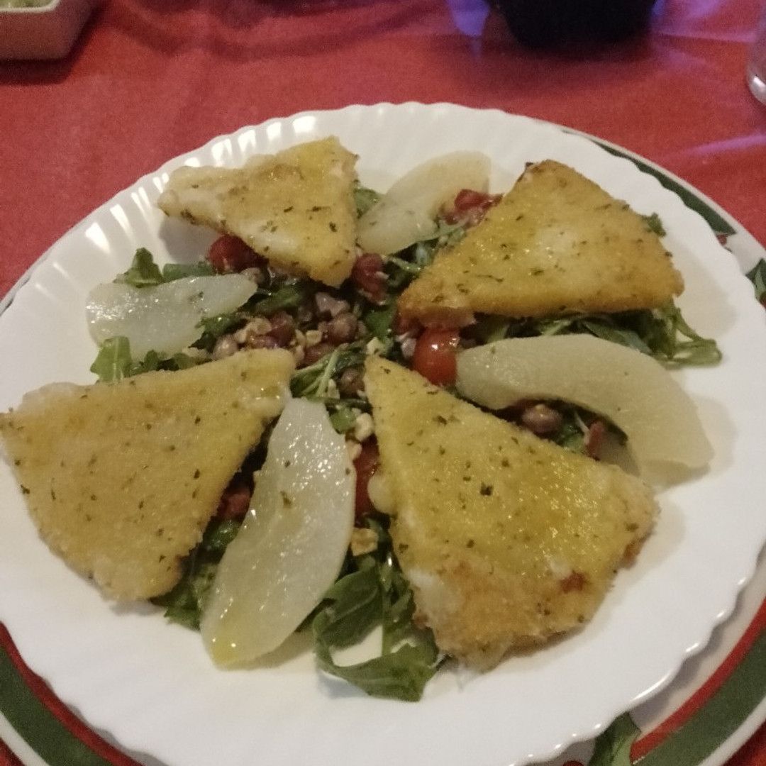Receta: Ensalada de rúcula con queso frito, pera en almíbar y vinagreta de orégano