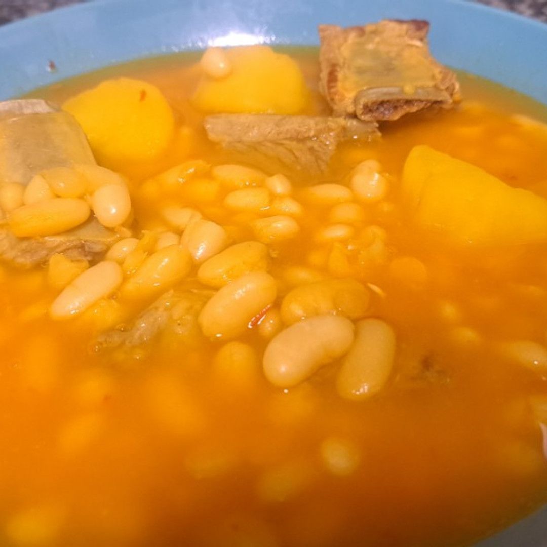 Receta: Alubias blancas con costilla y patatas