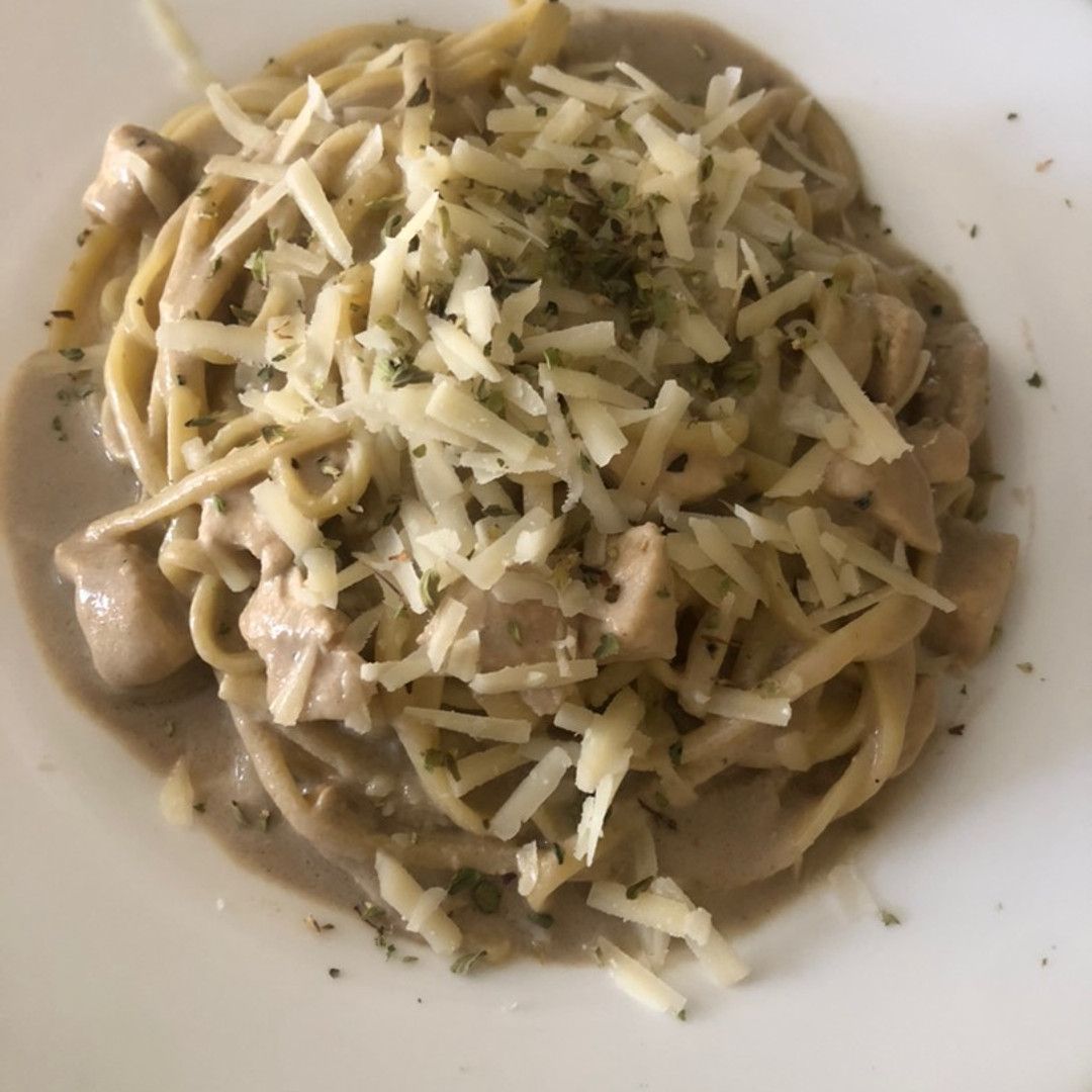 Receta: Espaguetis en salsa Alfredo con pollo