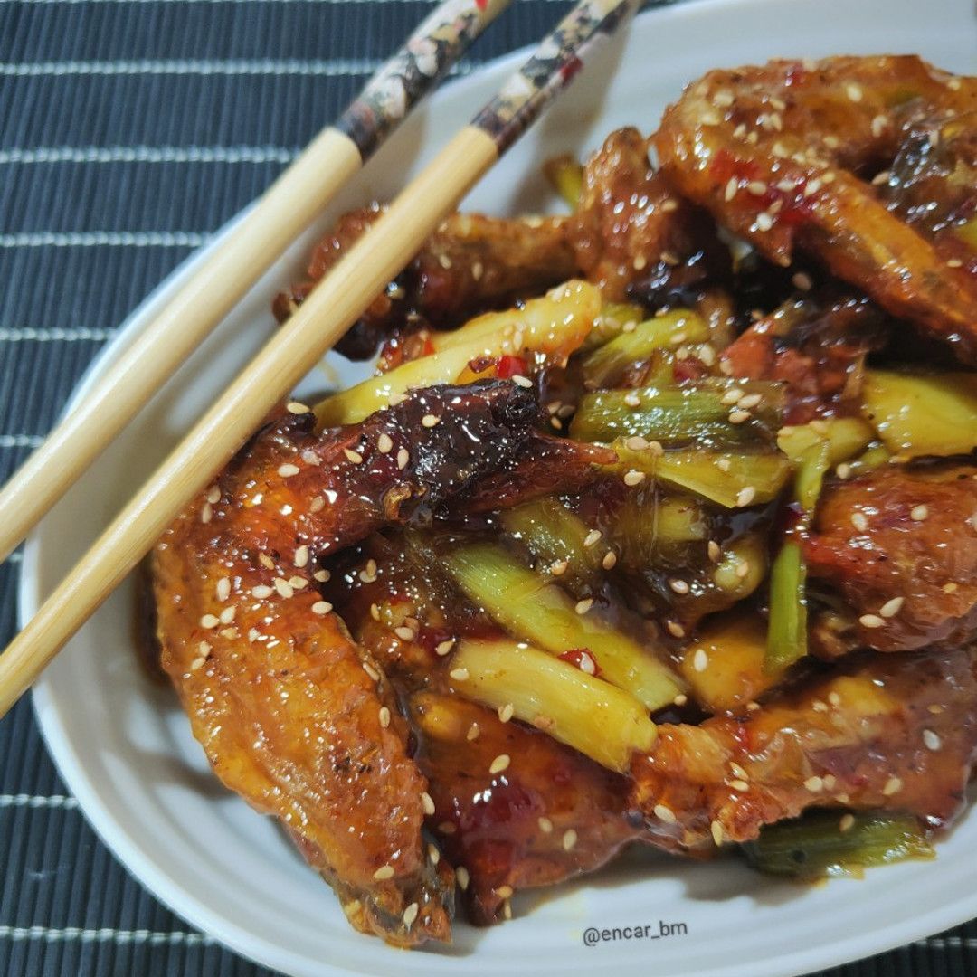 Receta: Alitas de pollo con ajos tiernos y salsa sweet chili