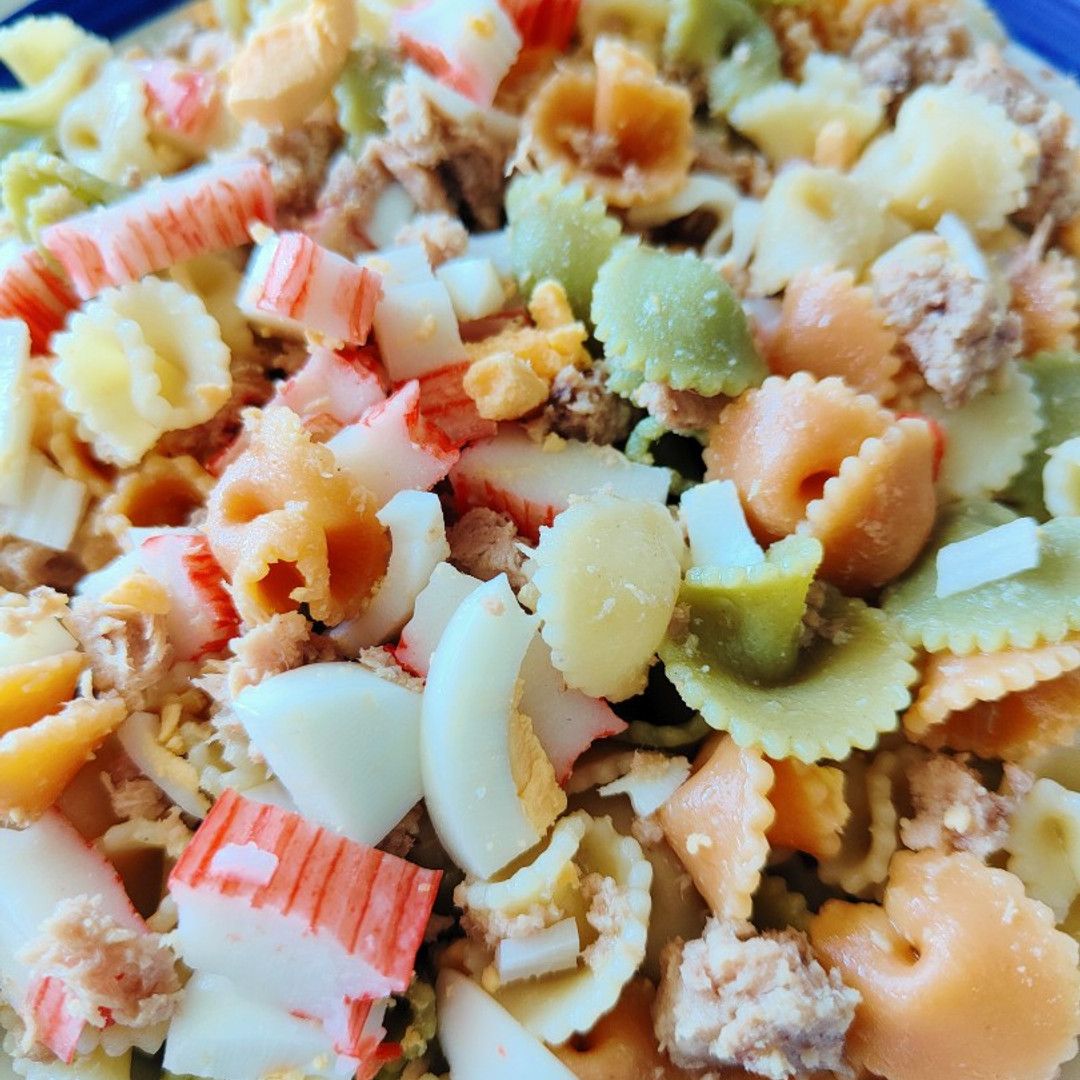 Receta: Ensalada de margaritas con palitos de cangrejo, atún y huevo