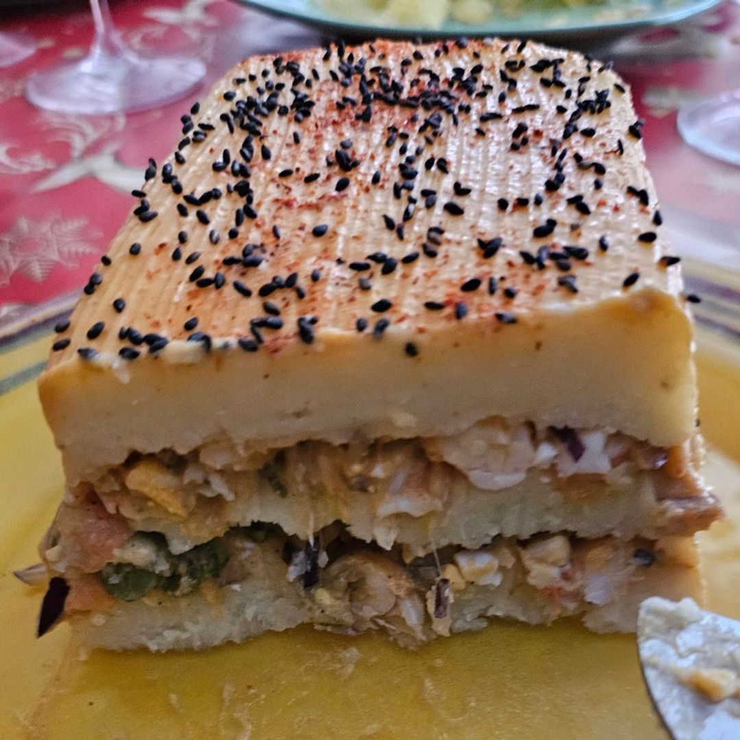 Receta: Pastel de patatas relleno de gambas con cobertura de bechamel de gambas