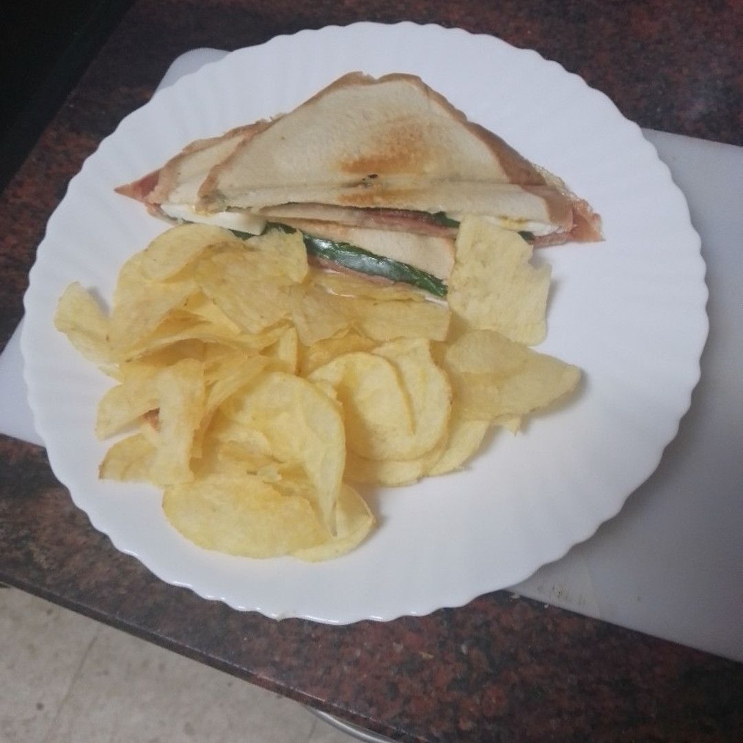 Receta: Sandwich de jamón serrano, queso de cabra, espinacas y huevo duro